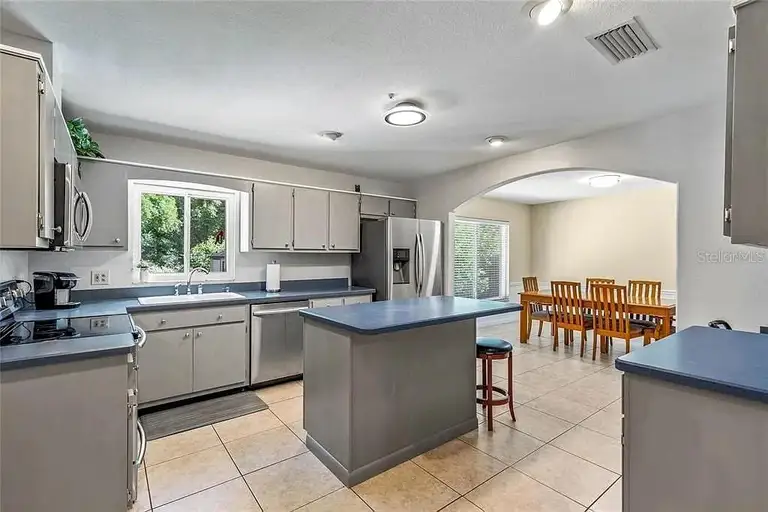 121 CANDLEWICK RD — photo 3