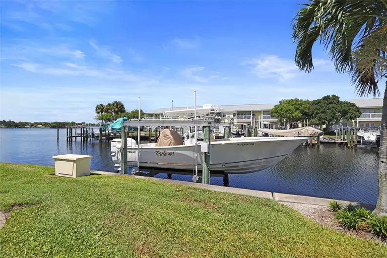 3LS BEACH DR SE #3LS — photo 2
