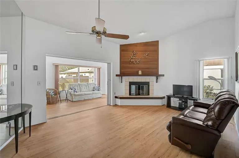 652 LINDEN DR — photo 2