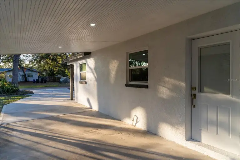 405 PINE AVE S — photo 2