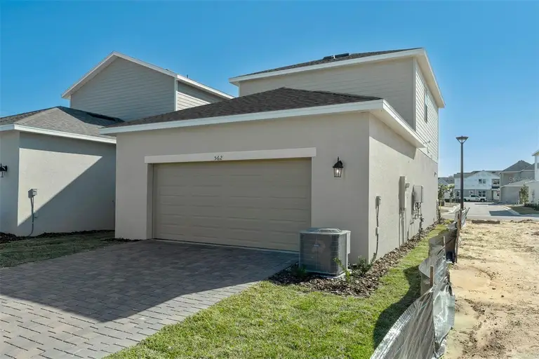 562 ORIENT AVE — photo 4