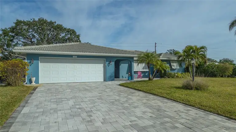 429 N ROSSETTI DR — photo 2