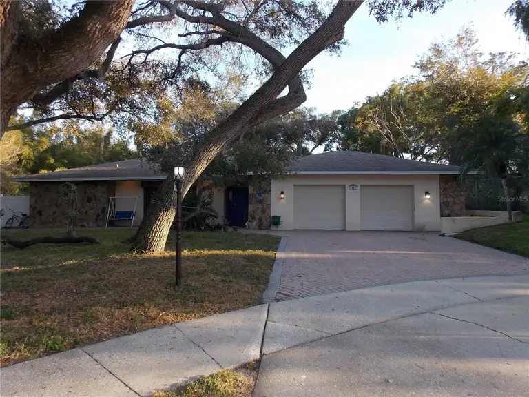 2046 WINDING OAKS DR