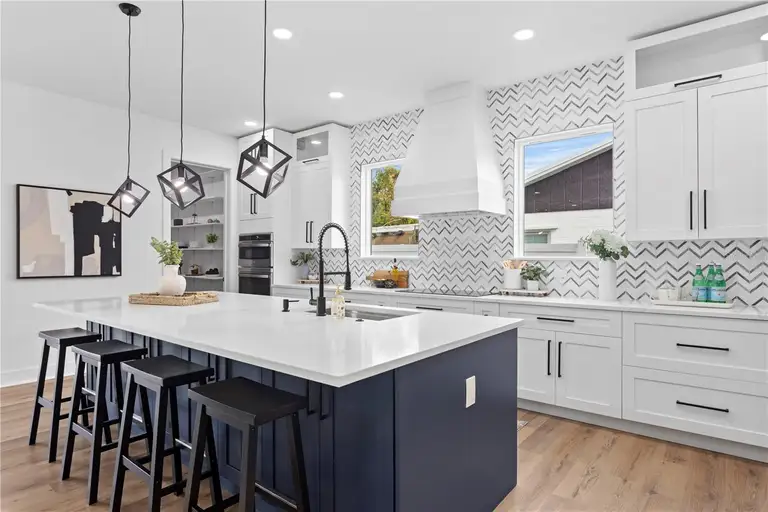 3317 W NAPOLEON AVE — photo 2