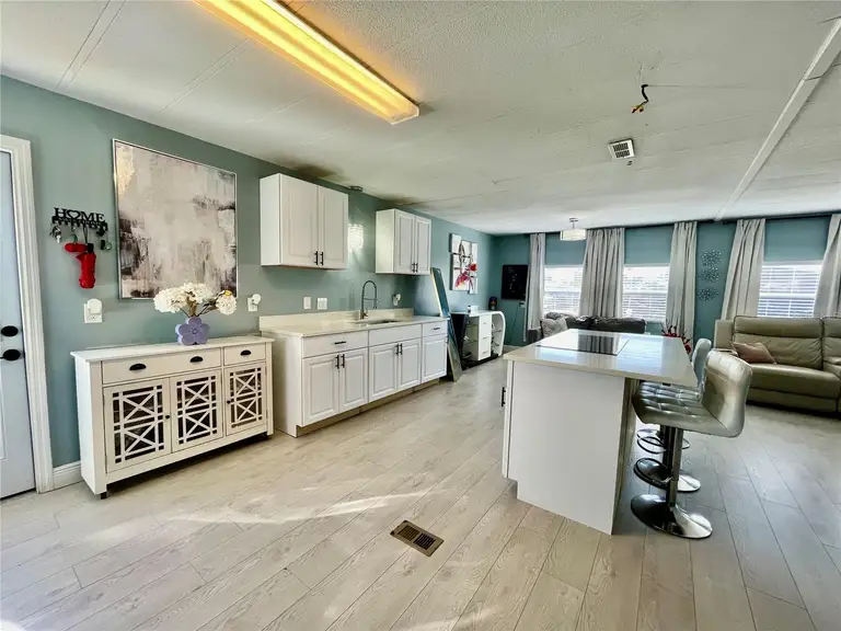 330 CREOLE DR — photo 4