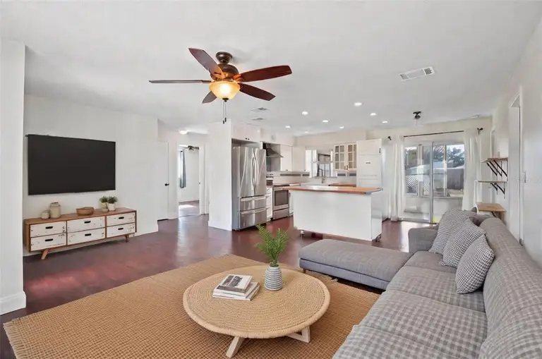 1712 THOMAS DR — photo 2