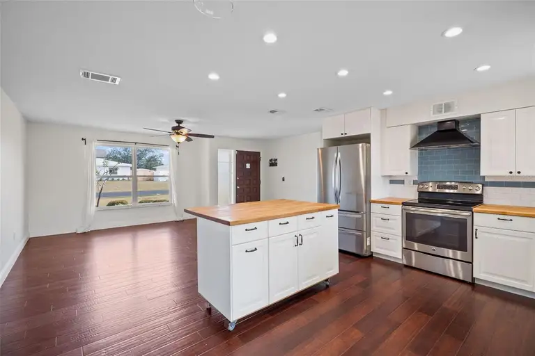 1712 THOMAS DR — photo 5