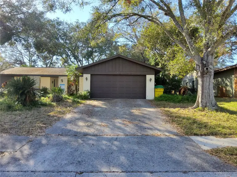 728 CREEKSIDE LN