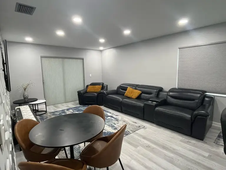 9249 VILLA ENTRADA