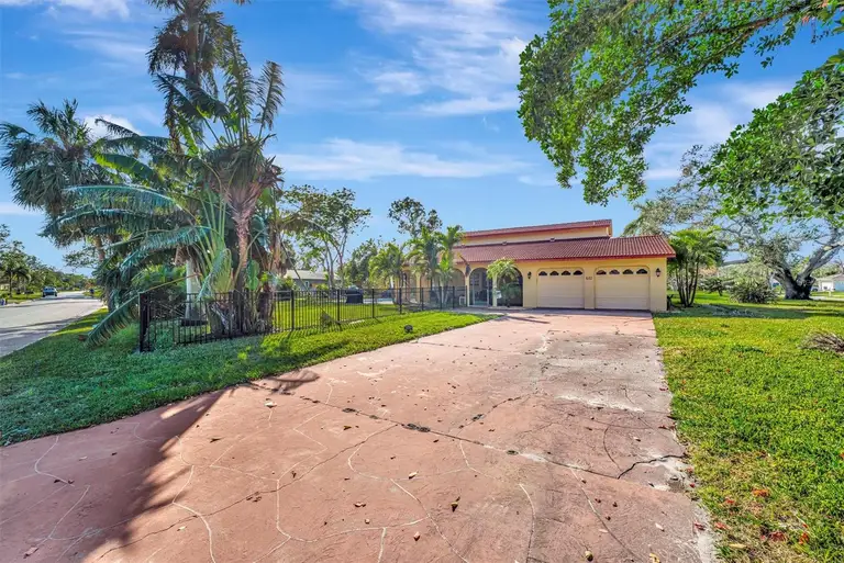 612 MONTEZUMA DR — photo 2
