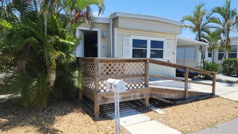 30 FLORES DR — photo 2