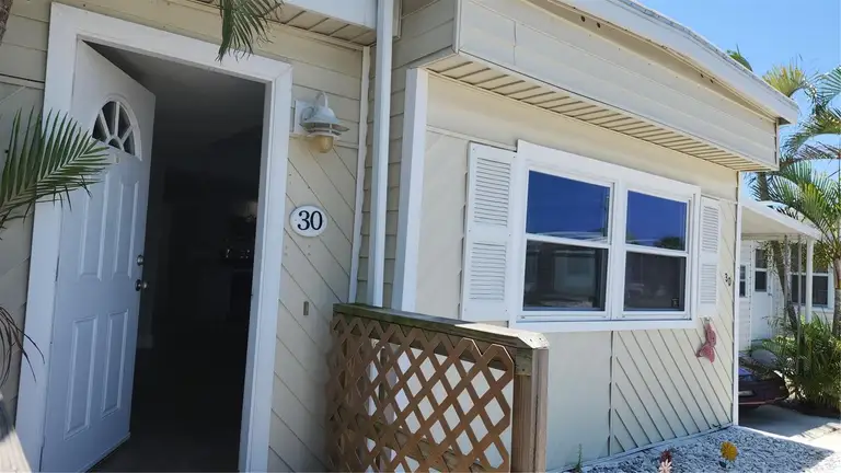 30 FLORES DR — photo 4