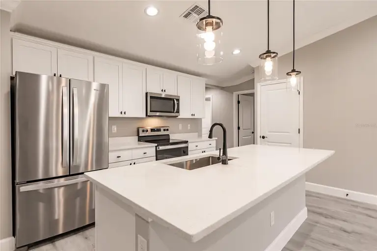 813 NE 6TH AVE — photo 5