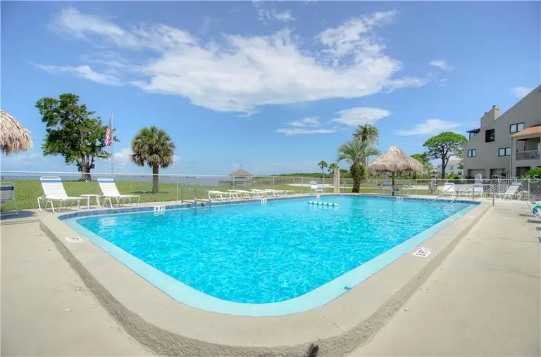 25 WINDRUSH BAY DR #25 — photo 2