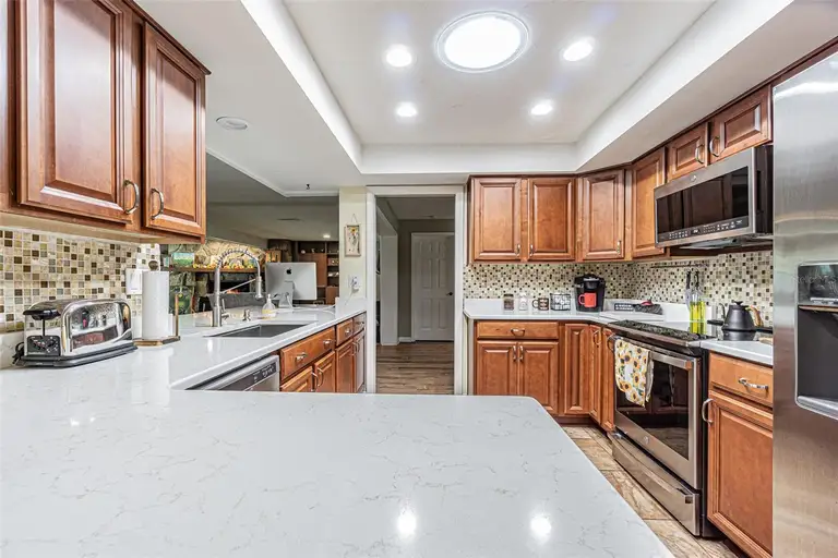 936 HIGHVIEW DR — photo 2