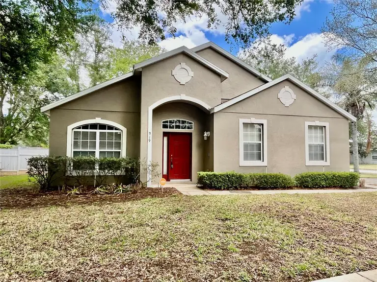 919 MAGNOLIA BLOSSOM CT