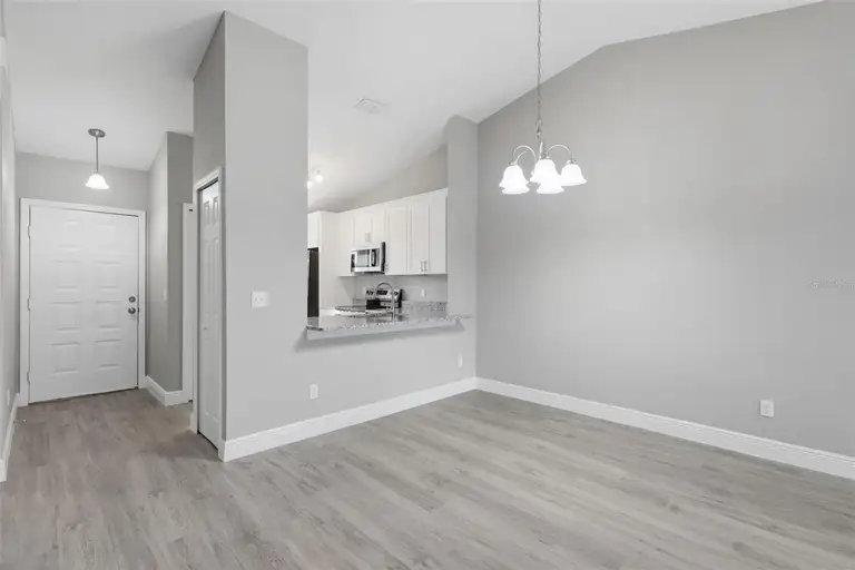 2422 KING OAK CT — photo 2
