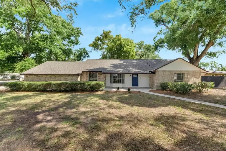 2207 PARKWOOD DR