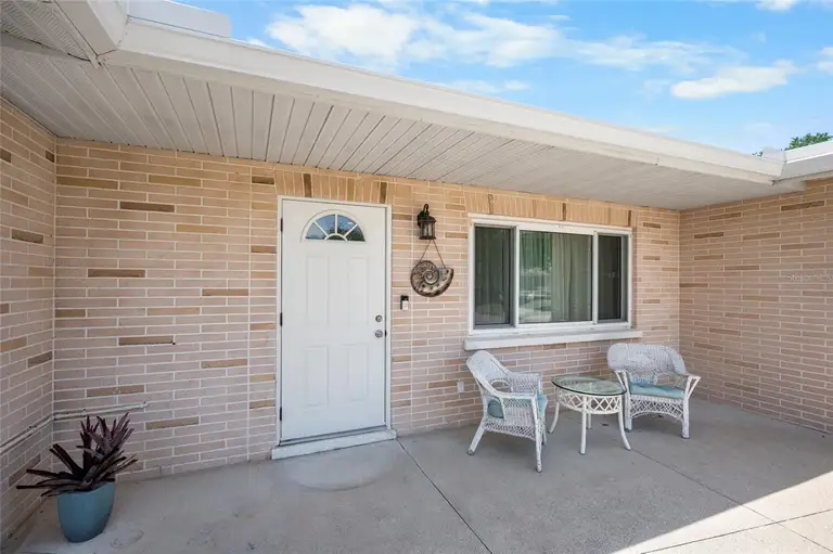 524 S NEPONSIT DR — photo 3