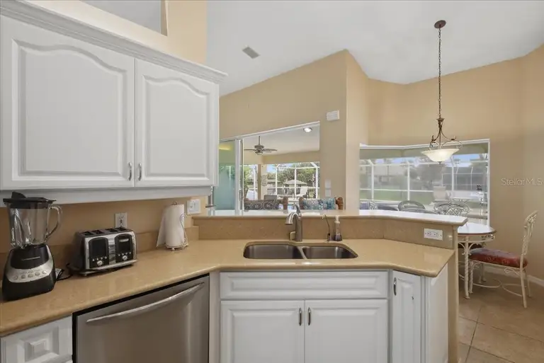 36 CLOVERDALE CT N — photo 5